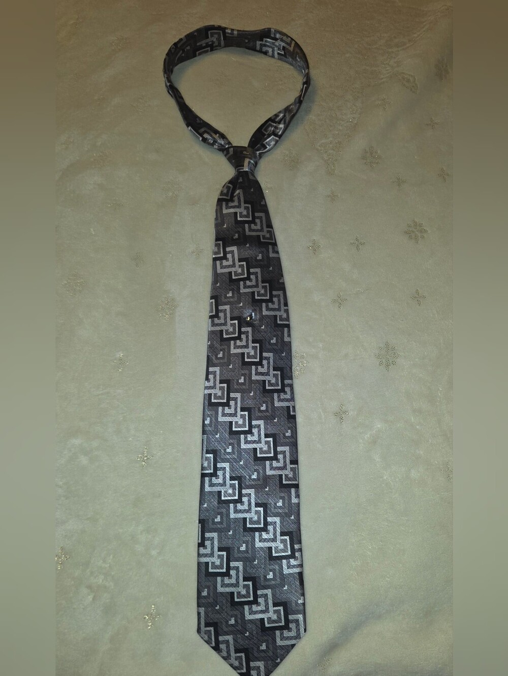 Irvine Park Silk Tie & Tack Classic Geometric Pattern in Black and Gray